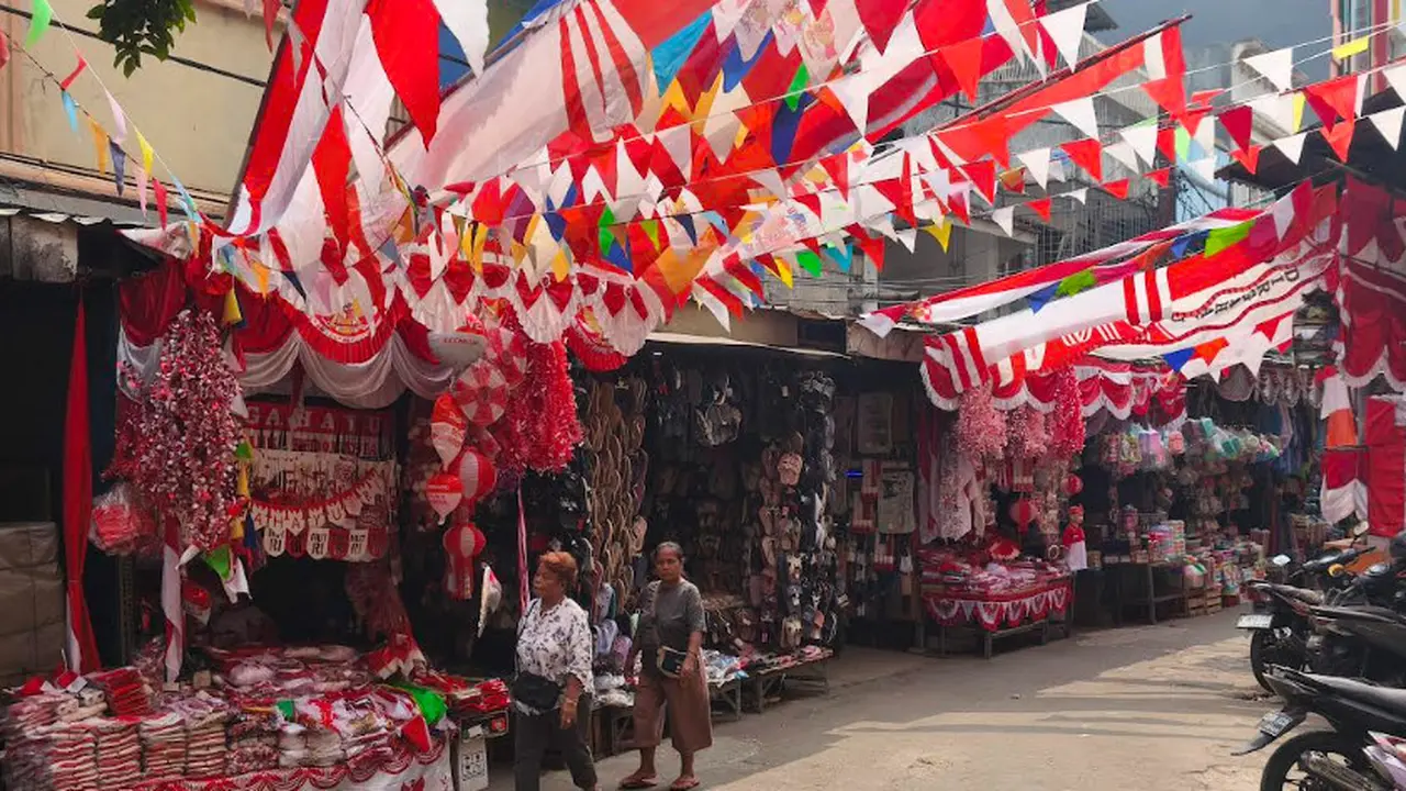 Pedagang Pernak-Pernik HUT RI di Pasar Mester Keluhkan Sepinya Pembeli dan Anjloknya Omzet