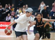 Pemain Timnas Basket Putri Indonesia Tantang dan Repotkan Bintang NBA Austin Reaves di Surabaya