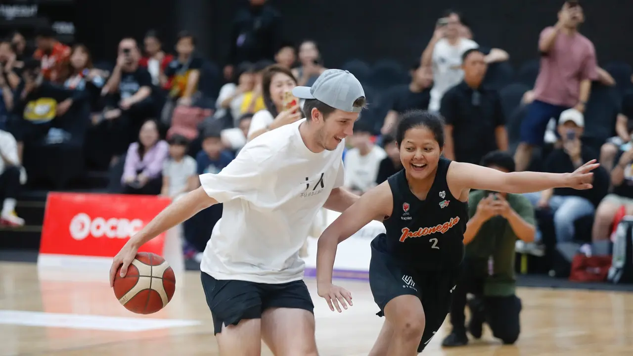 Pemain Timnas Basket Putri Indonesia Tantang dan Repotkan Bintang NBA Austin Reaves di Surabaya
