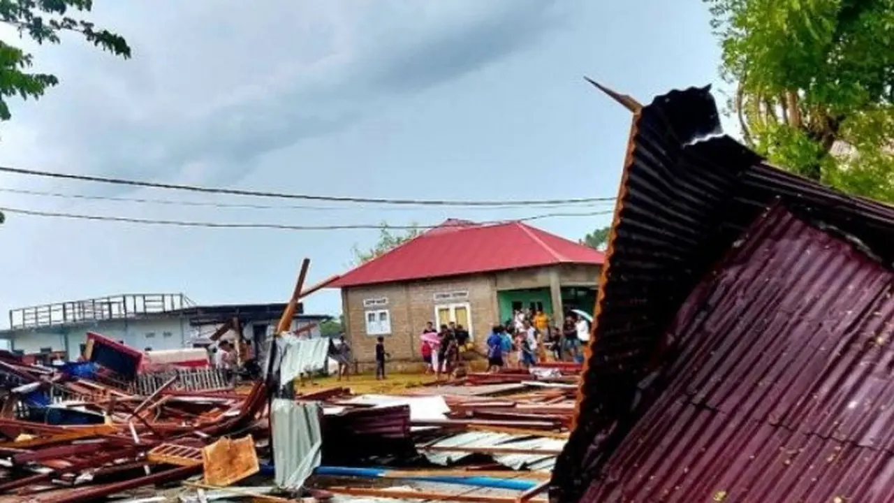 Puting Beliung Terjang Ponelo Kepulauan, Bangunan Pemerintah dan Rumah Warga Rusak