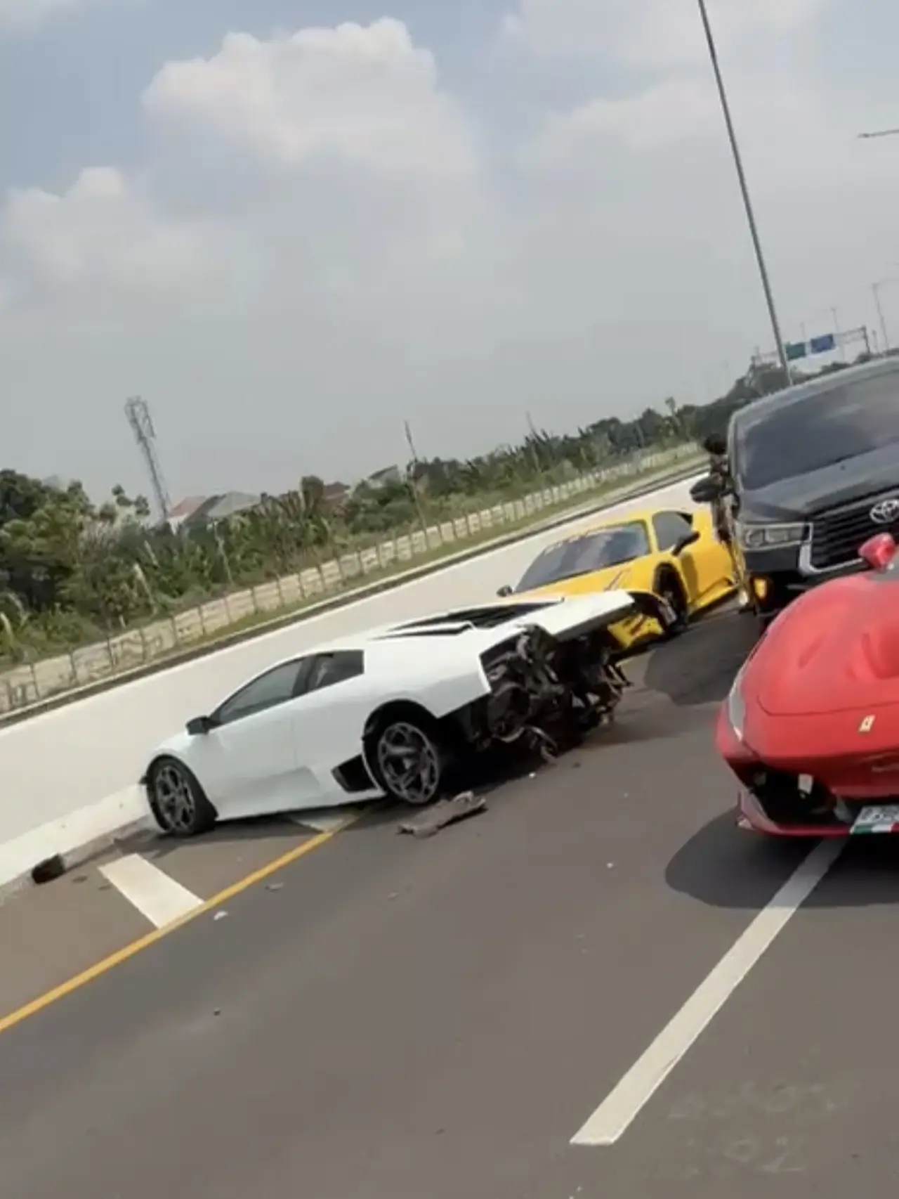 Supercar Alami Kecelakaan Tunggal di Tol Kunciran, Diduga Melaju dengan Kecepatan Tinggi
