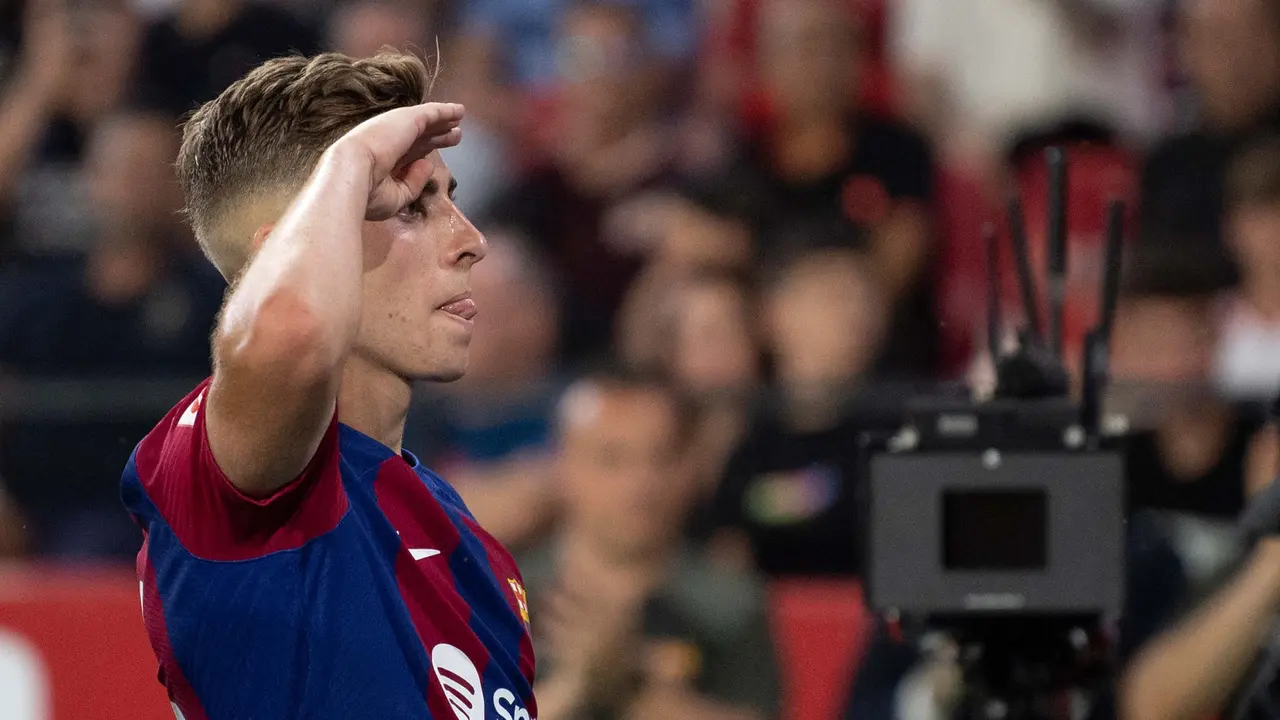 Gelandang Barcelona, Fermin Lopez memberi hormat kepada suporter saat merayakan gol pada pertandingan sepak bola Liga Spanyol melawan Sevilla FC di stadion Ramon Sanchez Pizjuan, Sevilla, 26 Mei 2024.