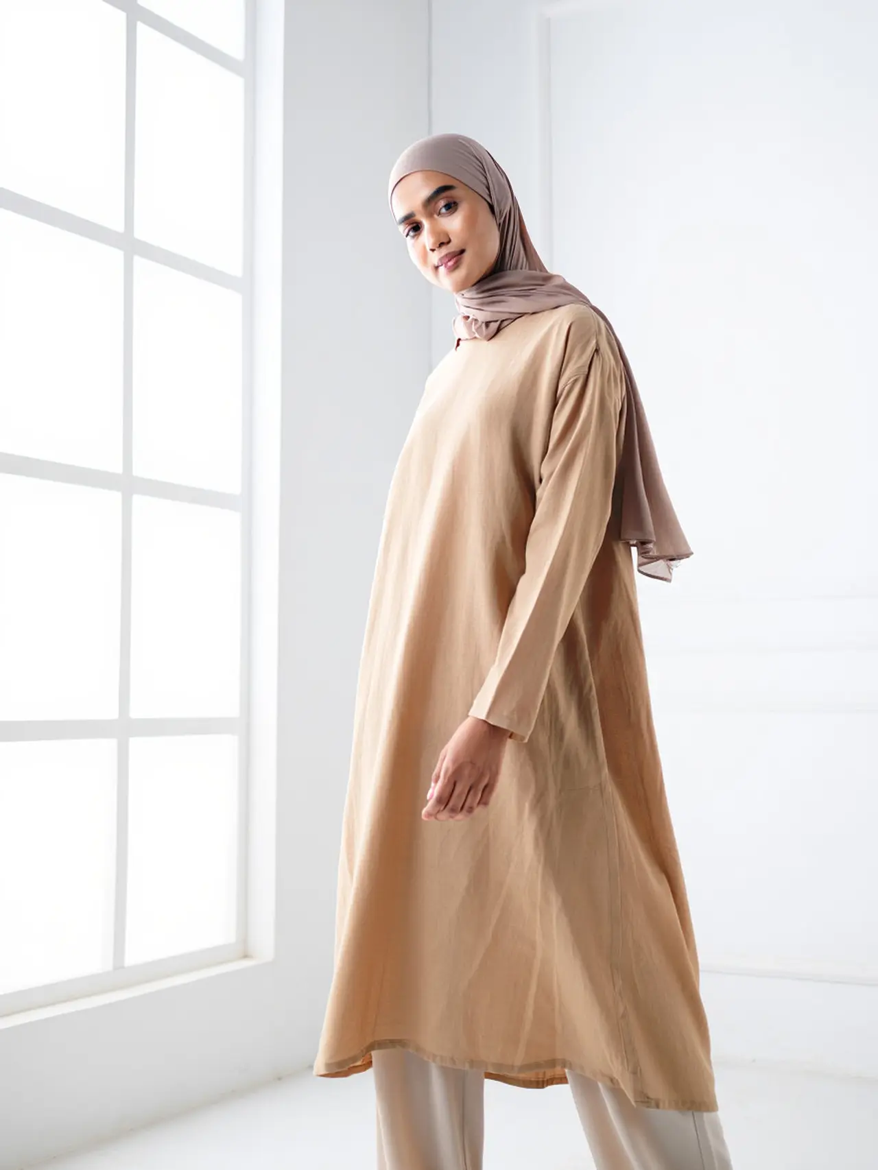 Midi Dress Muslim Kombinasi Linen Nyaman untuk Sehari-hari (AI)