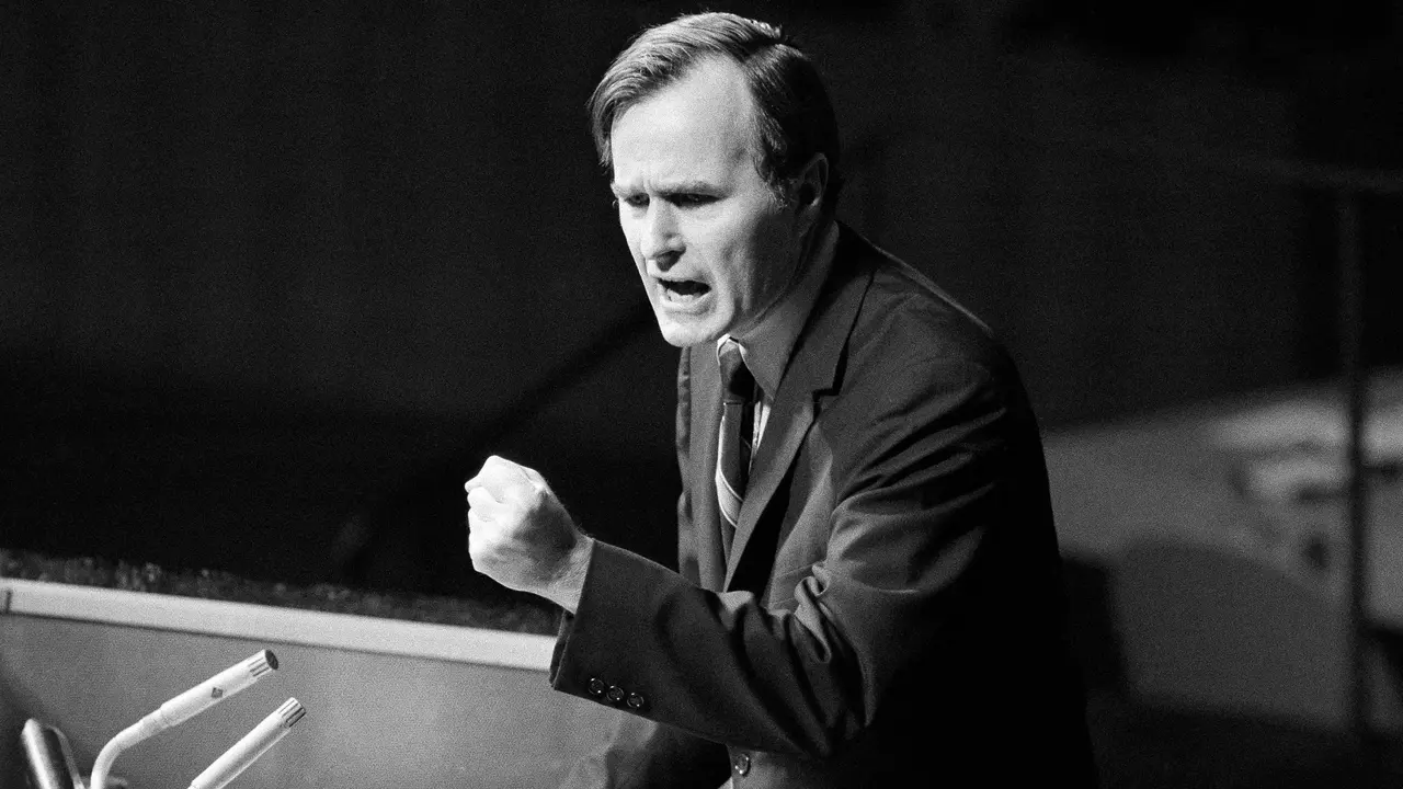 File foto 18 Oktober 1971, George H.W. Bush sebagai Duta Besar Amerika Serikat untuk PBB berbicara selama Sidang Umum PBB. Bush meninggal di usia 94 pada Jumat, 30 November 2018, sekitar delapan bulan setelah kematian istrinya, Barbara Bush.