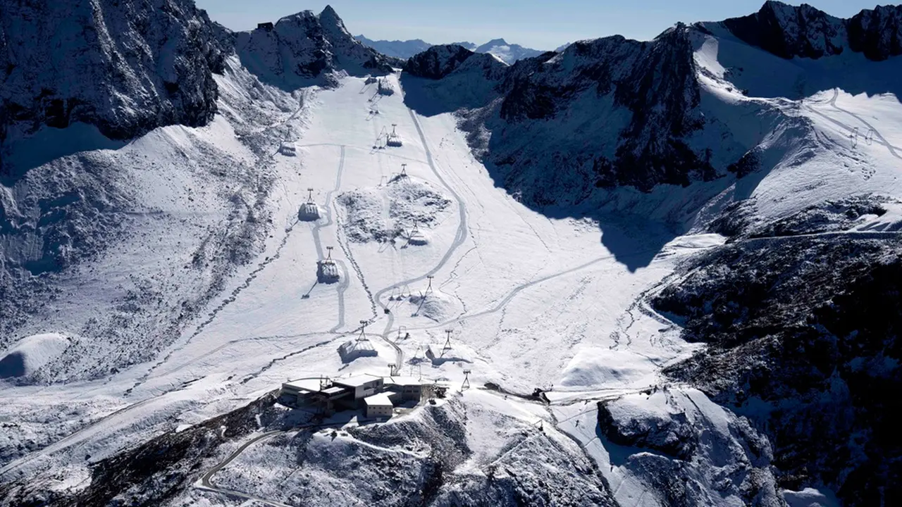 Gletser Schaufelferner di area ski Stubai terletak dekat Innsbruck, Austria, 25 September 2023. Pencairan gletser di Pegunungan Alpen dapat mengancam keanekaragaman hayati di Pegunungan Alpen.