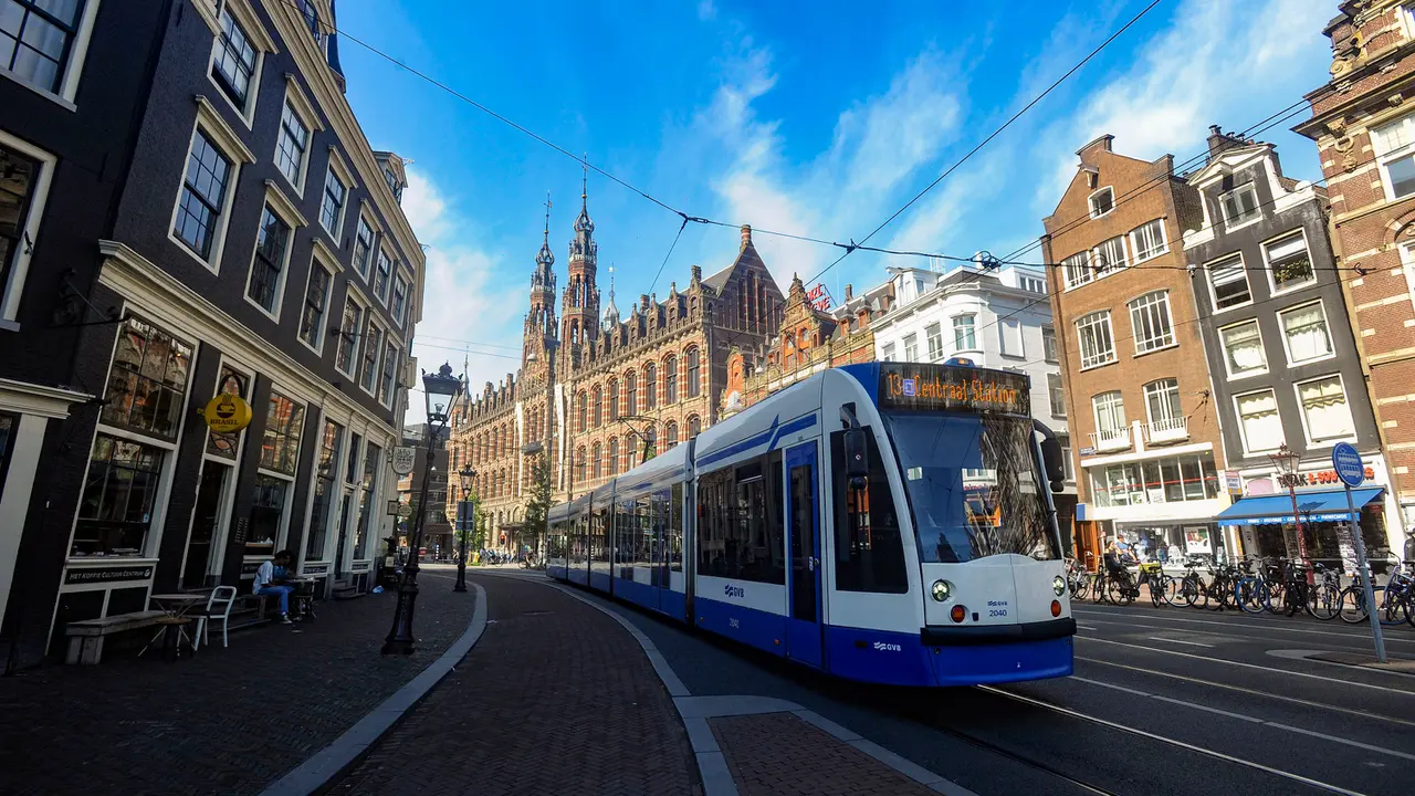 Angkutan publik perkotaan trem melintasi salah satu pusat kota di Amsterdam.
