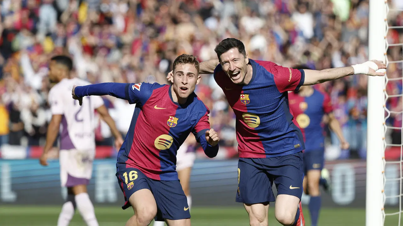 Dua pemain Barcelona, Robert Lewandowski (kanan) dan Fermin Lopez, merayakan gol ke gawang Girona dalam laga jornada 29 La Liga Spanyol di Estadio Olimpic Lluis Companys, Minggu (30/3/2025).