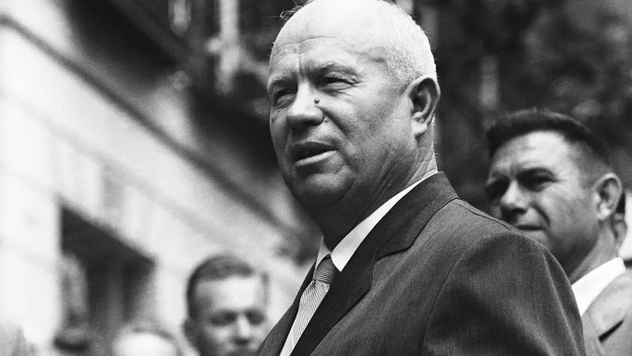 Nikita Khrushchev saat berada di markas besar PBB di New York pada 28 September 1960 (AP)