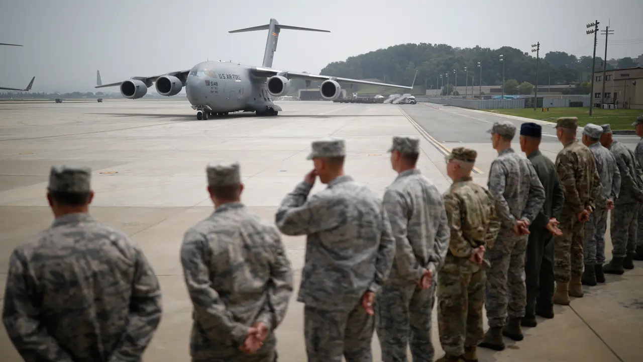 Pesawat kargo Amerika Serikat yang membawa 55 jenazah tentara AS korban Perang Korea pada 1950-1953 tiba di Pangkalan Udara Osan, Pyeongtaek, Korea Selatan, Jumat (27/7). Jenazah tersebut diterbangkan dari Korea Utara. 