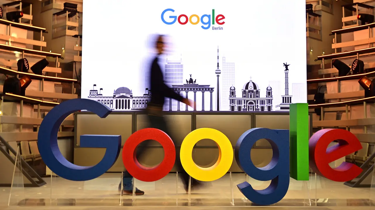 Seorang teknisi melewati logo mesin pencari internet, Google, pada hari pembukaan kantor baru di Berlin, Selasa (22/1). Google kembali membuka kantor cabang yang baru di ibu kota Jerman tersebut.
