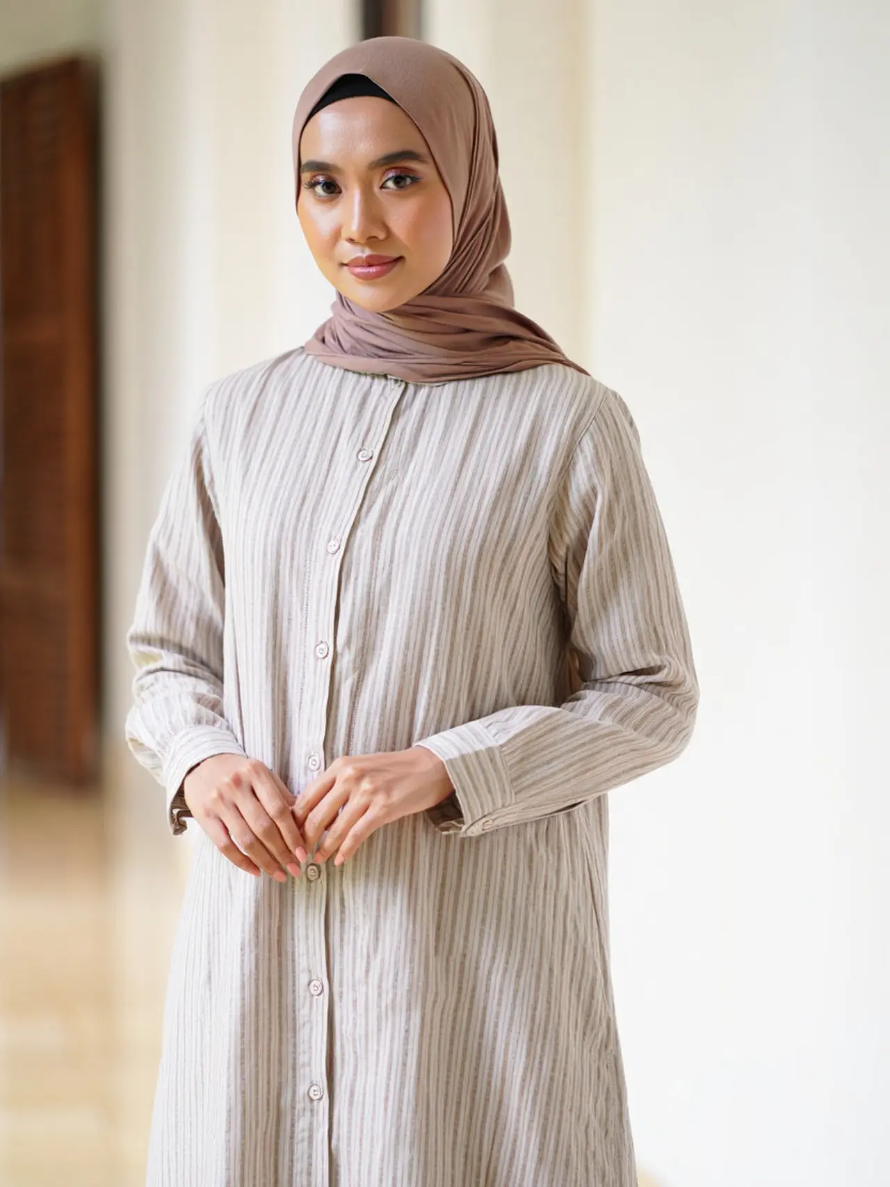 Midi Dress Muslim Kombinasi Linen Nyaman untuk Sehari-hari (AI)