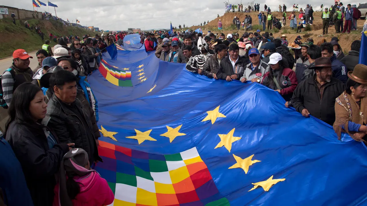 Sejumlah warga memegang bendera biru raksasa untuk dibentangkan di jalan raya antara Oruro dan La Paz Bolivia (10/3). Team hukum Bolivia berusaha mendapat akses berdaulat ke pantai Pasifik Chile.