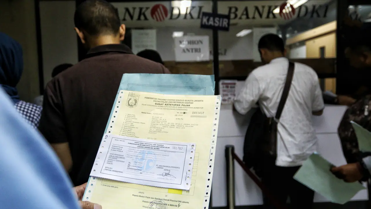 Warga membayar pajak kendaraan di Samsat Polda Metro Jaya, Jakarta, Jumat (16/11). Pemprov DKI menghapuskan sanksi administrasi Pajak Kendaraan Bermotor (PKB) dan sanksi administrasi Bea Balik Nama Kendaraan Bermotor (BBN-KB).