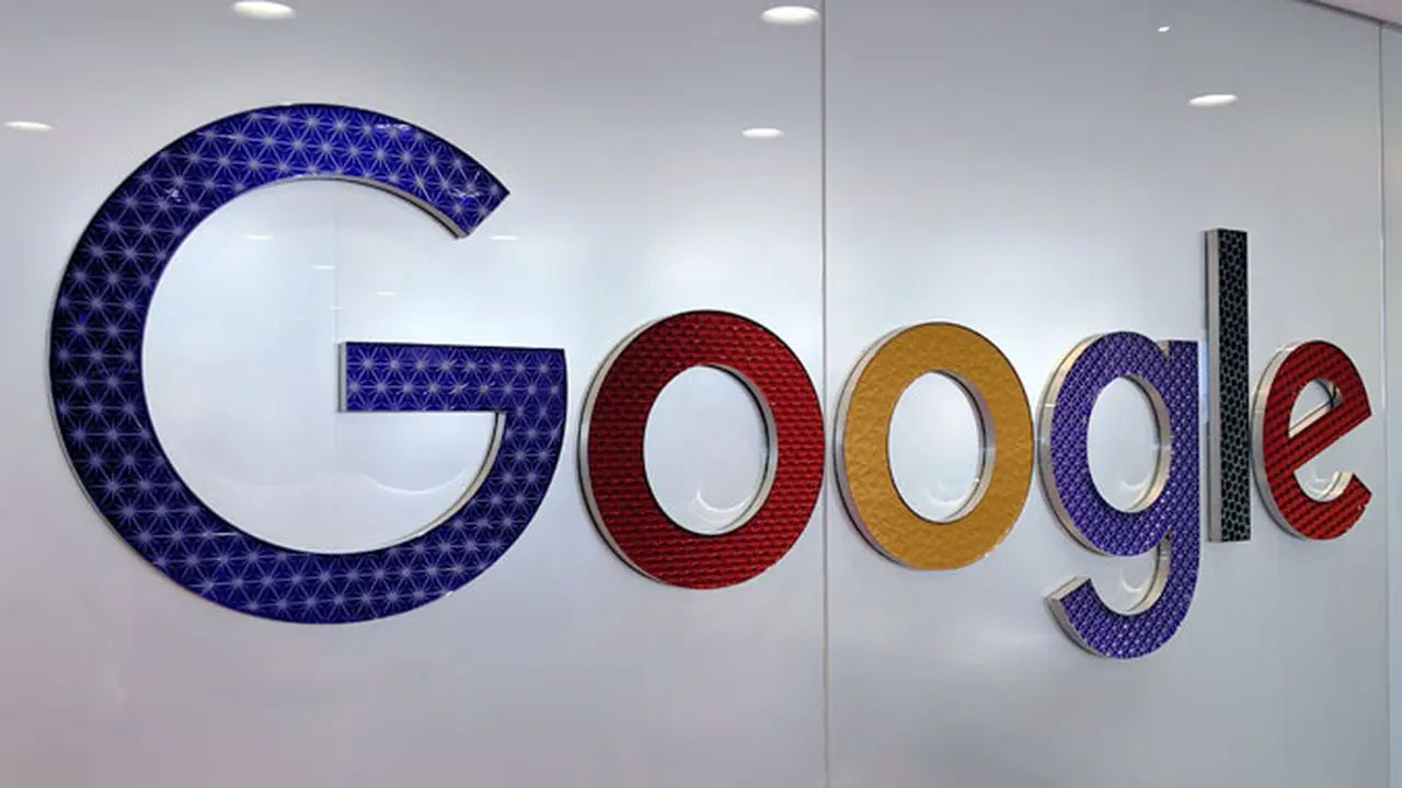 Logo Google di kantornya yang berlokasi di Roppongi Hills Mori Tower, Tokyo, Jepang.