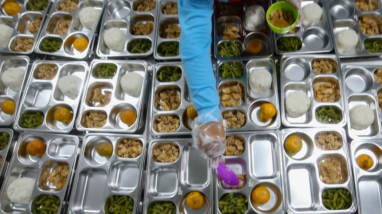 Rentetan Kasus Keracunan Massal Bayangi Program Makan Bergizi Gratis