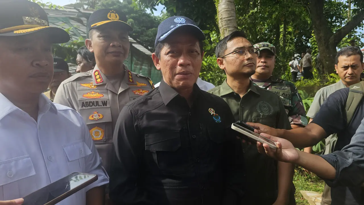 Menteri LH Hanif Faisol Akui Kesulitan Atasi Persoalan Sungai di Jabodetabek