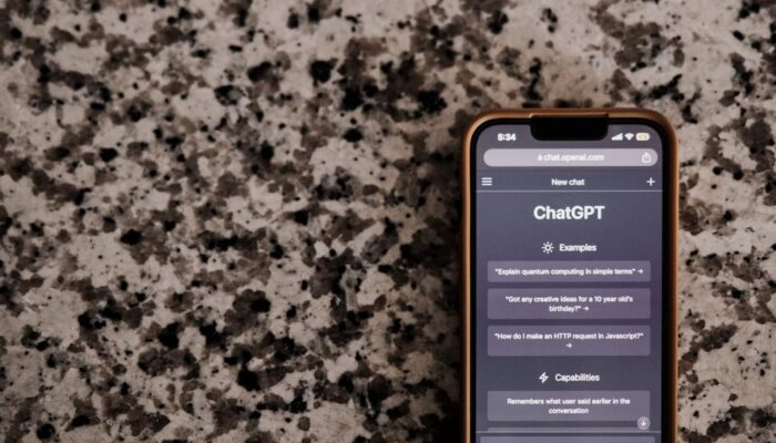 Adu Kecerdasan ChatGPT vs Claude AI: Siapa yang Lebih Unggul?